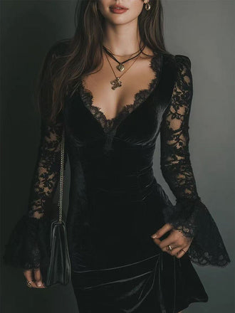 Robe courte gothique noire en velours à dentelle et manches évasées Années 1960 - 3