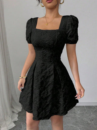 Robe en jacquard floral à col carré et manches bouffantes années 1960 - 9