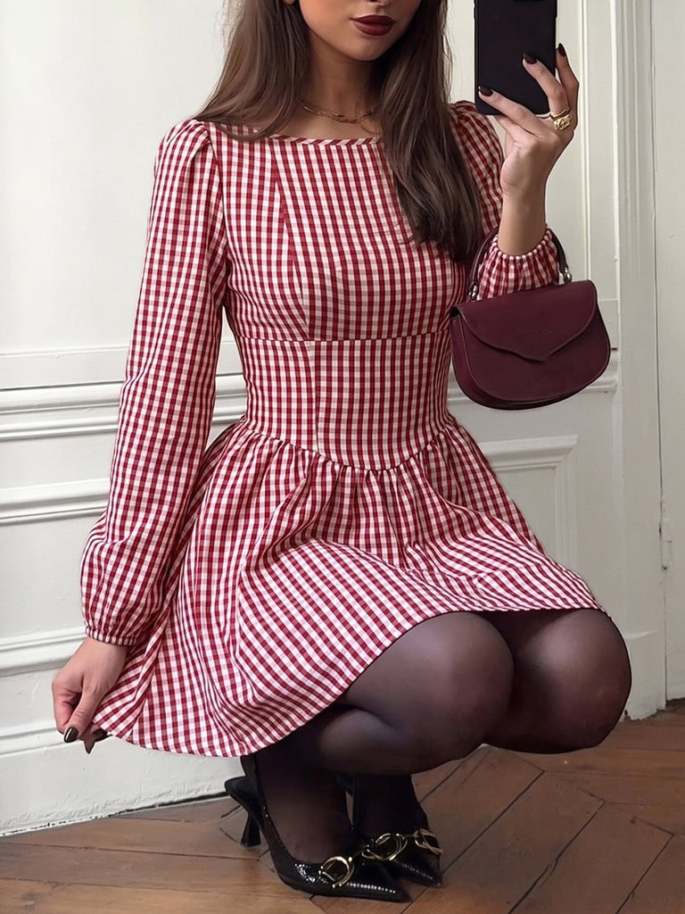 Robe rouge à carreaux vichy, taille empire et dos nu à nœud années 1960 - 5