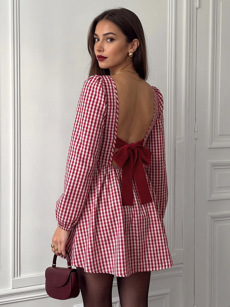 Robe rouge à carreaux vichy, taille empire et dos nu à nœud années 1960 - 7