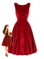 Robe rouge sans manches en velours à dos drapé années 1950