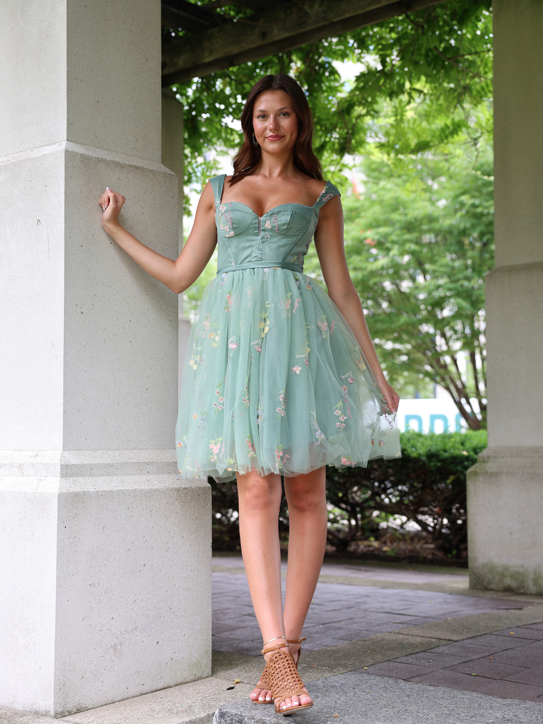 Robe courte verte en dentelle florale brodée années 1970