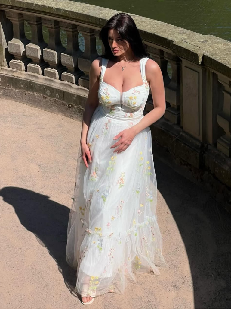 Robe blanche en maille florale à lacets et baleines des années 1930