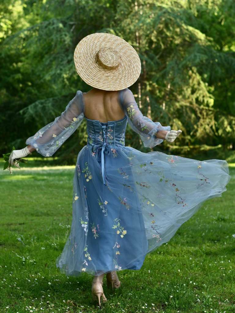 Robe longue à manches longues en maille brodée de fleurs bleues années 1930
