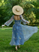 Robe longue à manches longues en maille brodée de fleurs bleues années 1930