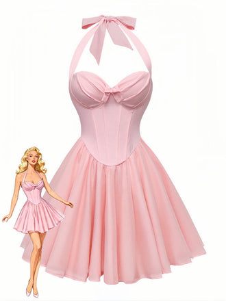 Robe rose avec un nœud décoratif sur fond blanc