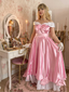Robe rose à épaules dénudées plissée et ornée d'un nœud en satin années 50