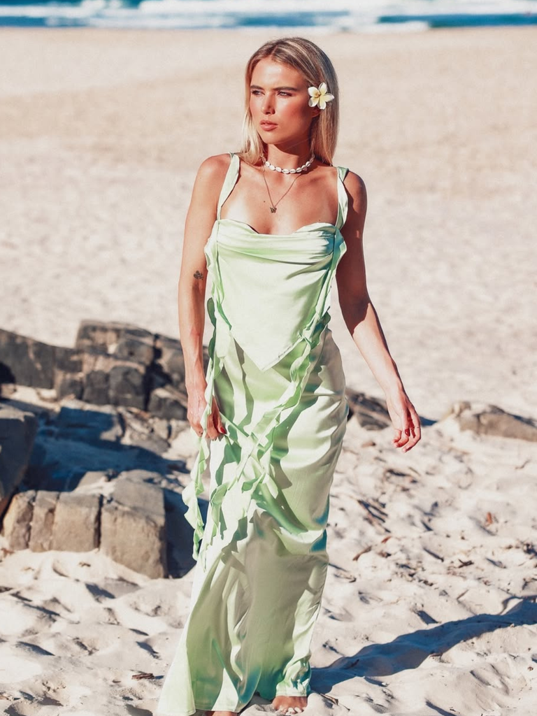 Robe froncée dos nu en satin uni des années 1970