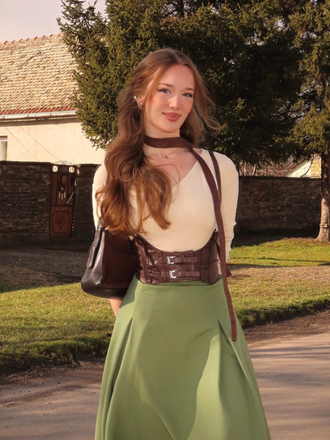 Robe plissée beige et verte en maille épaules dénudées années 50
