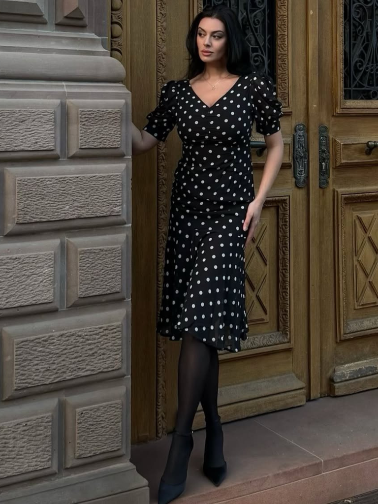 Robe sirène noire en mousseline à pois des années 1930