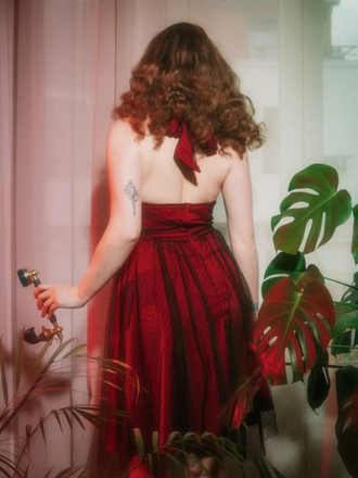 Robe trapèze rouge années 50 en maille à pois cocktail chic