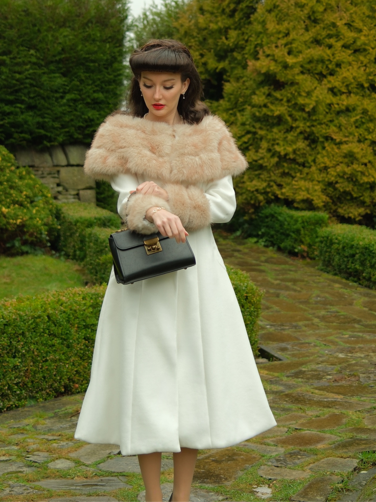 Manteau à col en fourrure multicouche crème années 1950