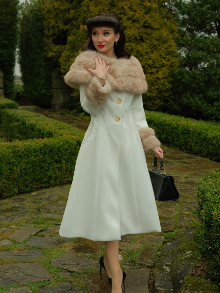 Manteau à col en fourrure multicouche crème années 1950