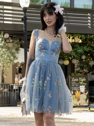 Robe courte en dentelle florale brodée années 1970