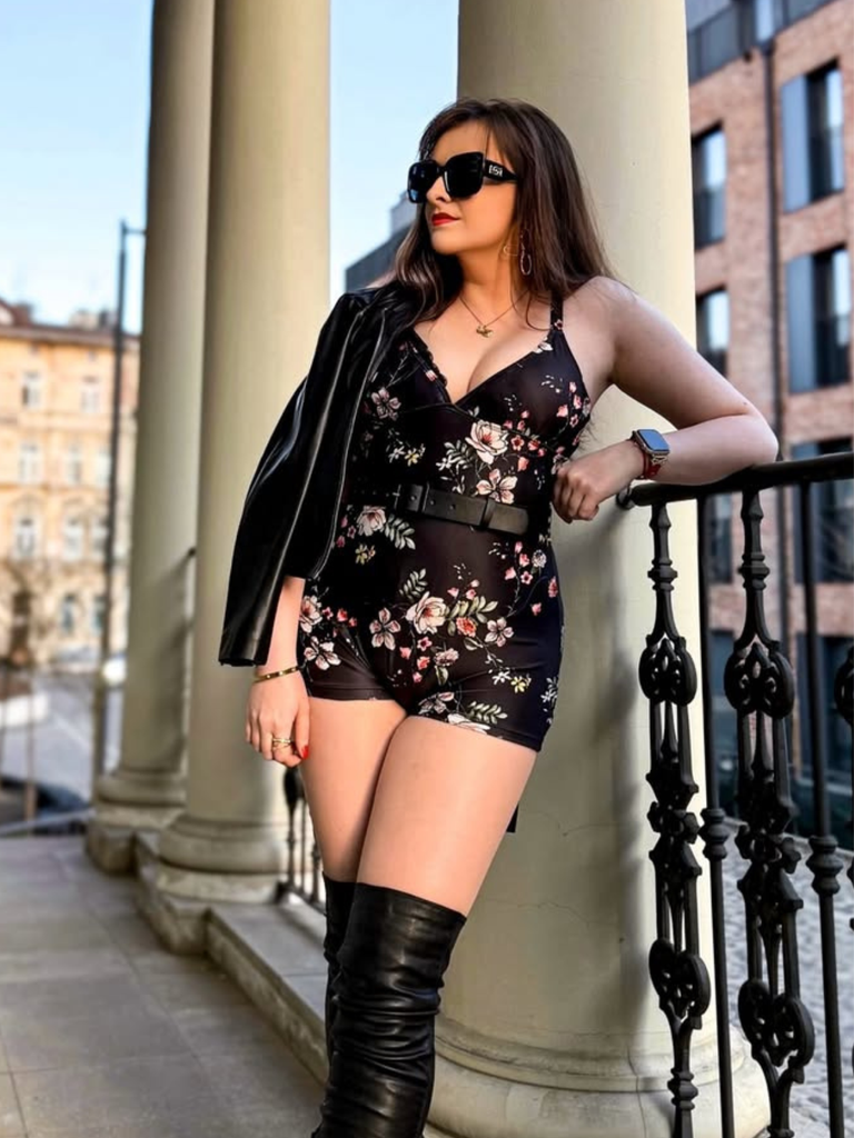 Maillot de bain noir à bretelles boxer fleuries 1940s