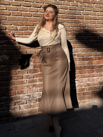 Robe sirène torsadée épaules dénudées kaki avec ceinture des années 1930