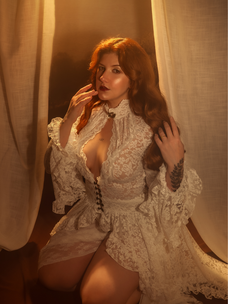 Robe victorienne blanche en dentelle à manches gigot des années 1980