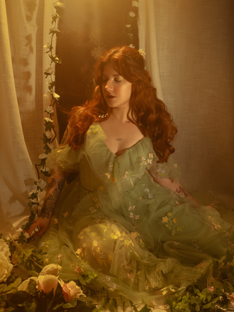 [Prévente] Robe fendue en tulle Lac Verte brodé de fleurs années 1970