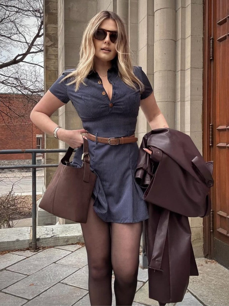 Robe chemise plissée à fines rayures bleues des années 70