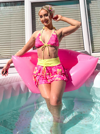 [Prévente] Ensemble bikini rose à imprimé floral à nouer sur le devant et à volants années 1960