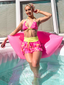 Ensemble bikini rose à imprimé floral et à volants 1960s