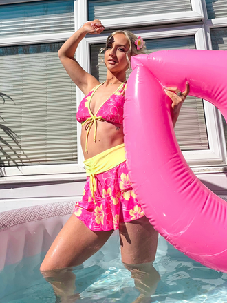 Ensemble bikini rose à imprimé floral et à volants 1960s