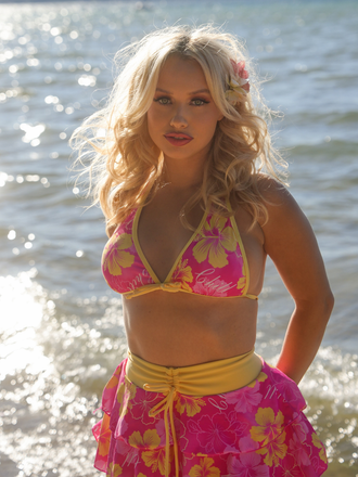 Ensemble bikini rose à imprimé floral et à volants 1960s