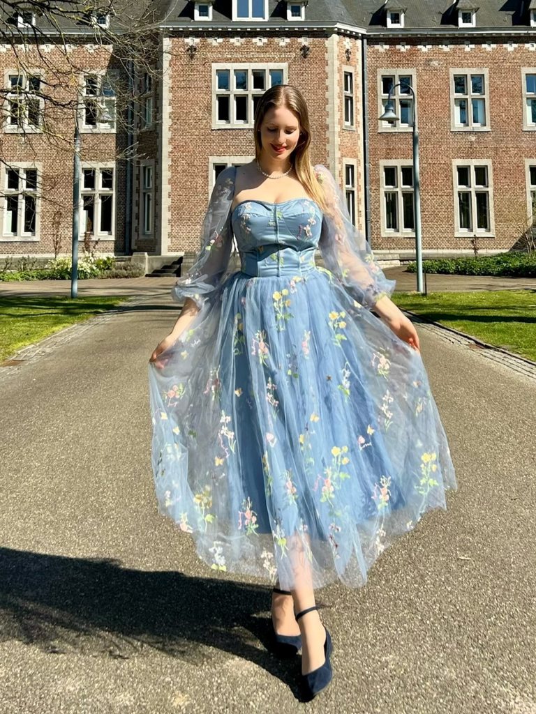 Robe à manches longues en maille brodée de fleurs bleues 1930s