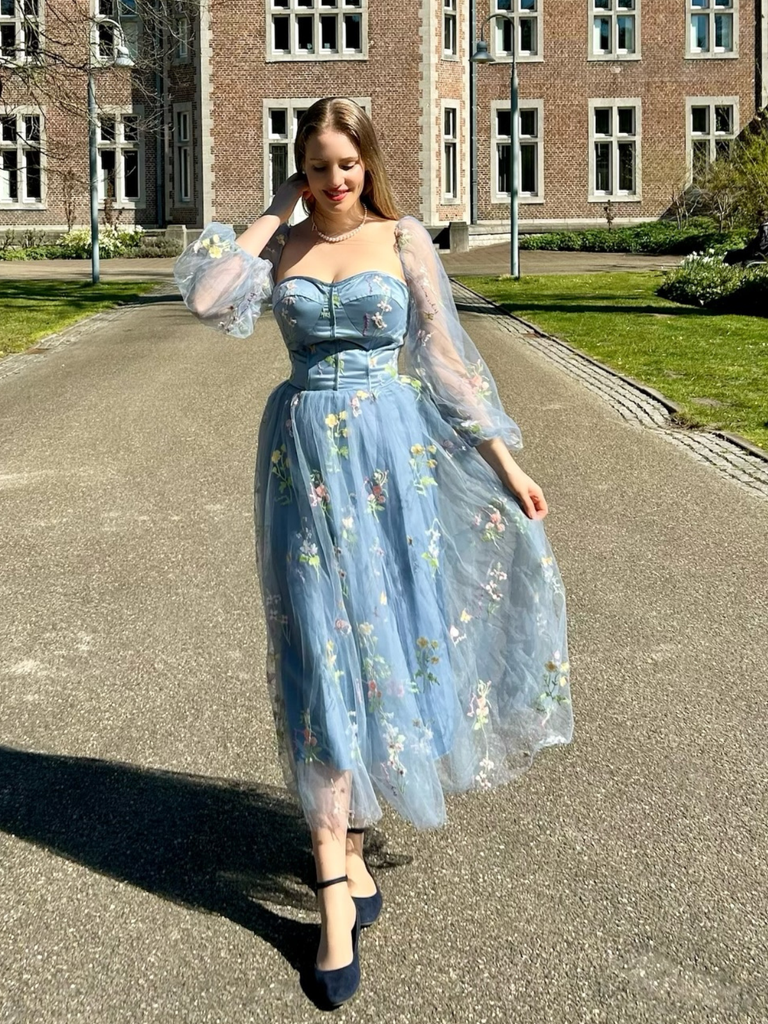 Robe à manches longues en maille brodée de fleurs bleues 1930s