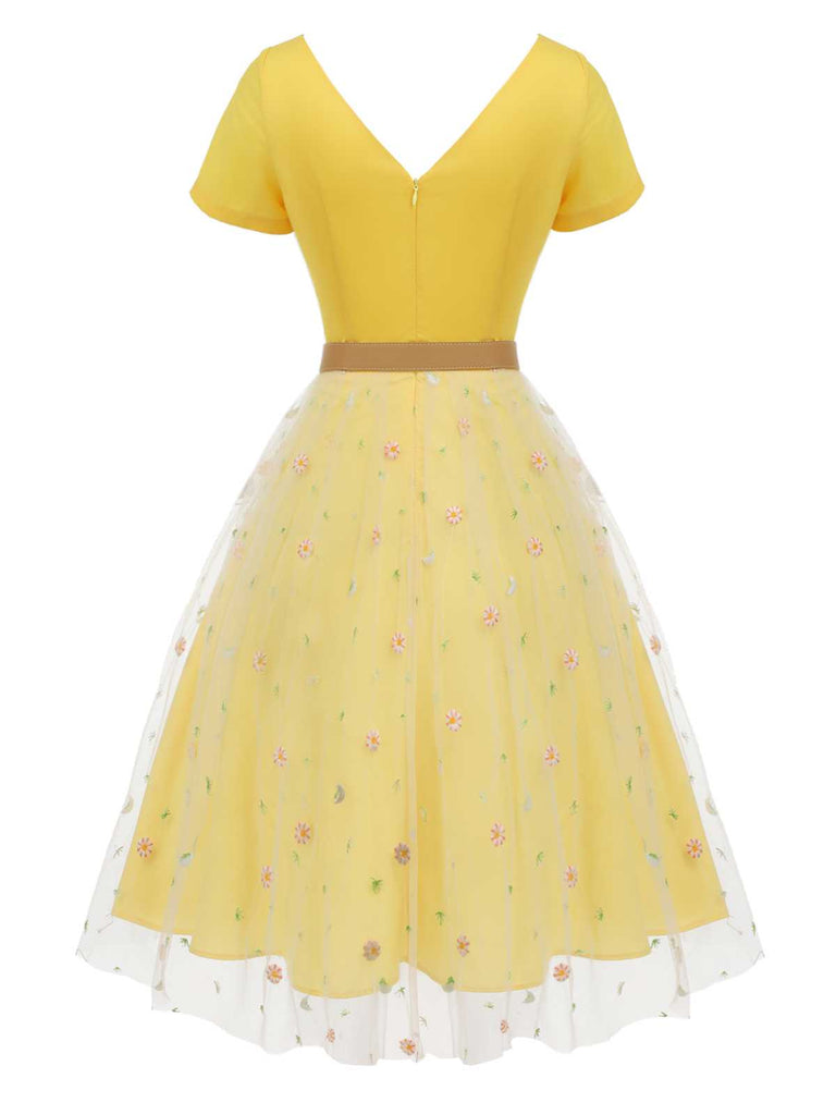 Robe jaune en maille marguerite à col en V des années 1950