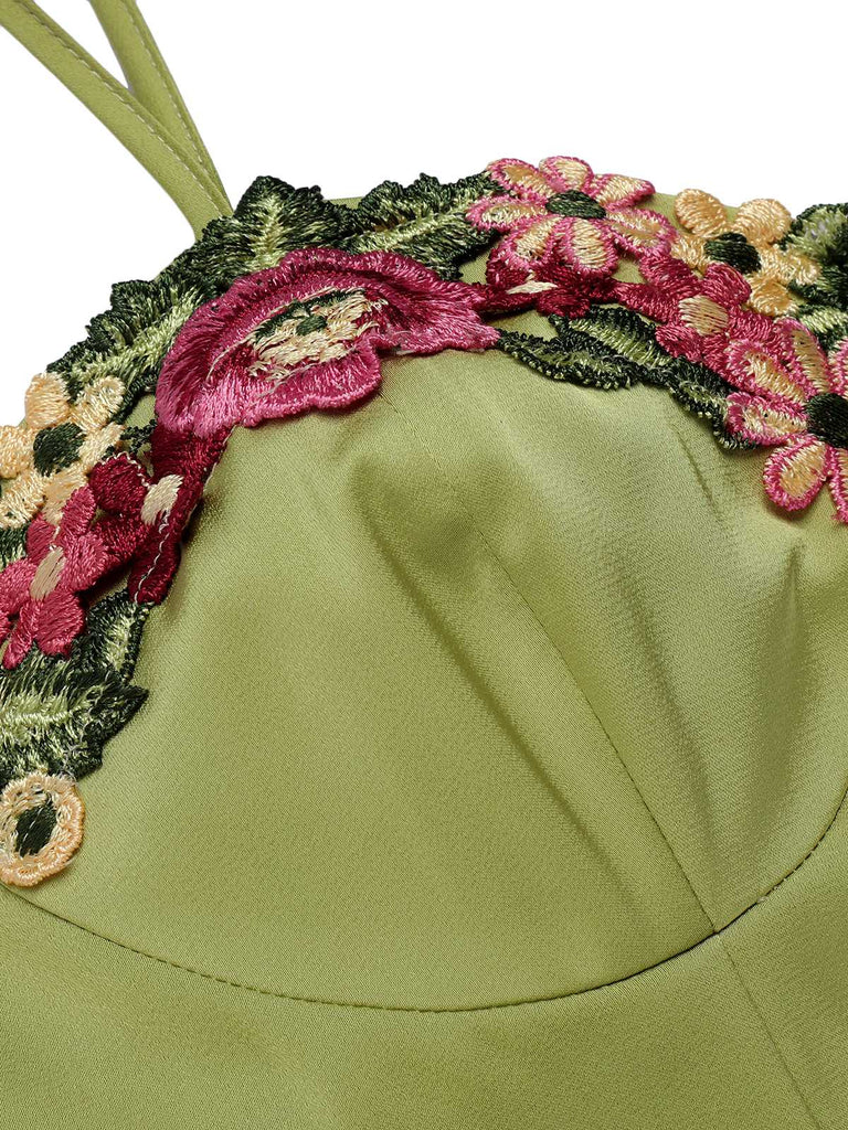 Robe florale brodé verte à bretelles spaghetti des années 1960