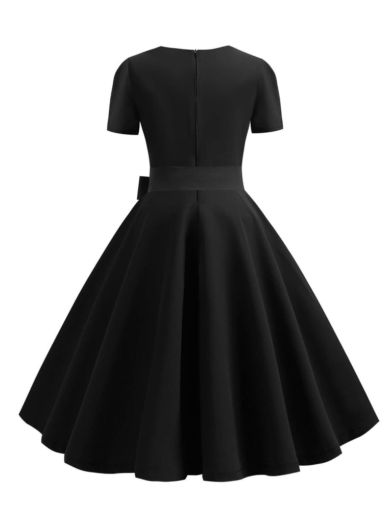 Robe à manches courtes noire et col carré des années 1950