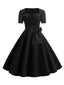 Robe à manches courtes noire et col carré des années 1950