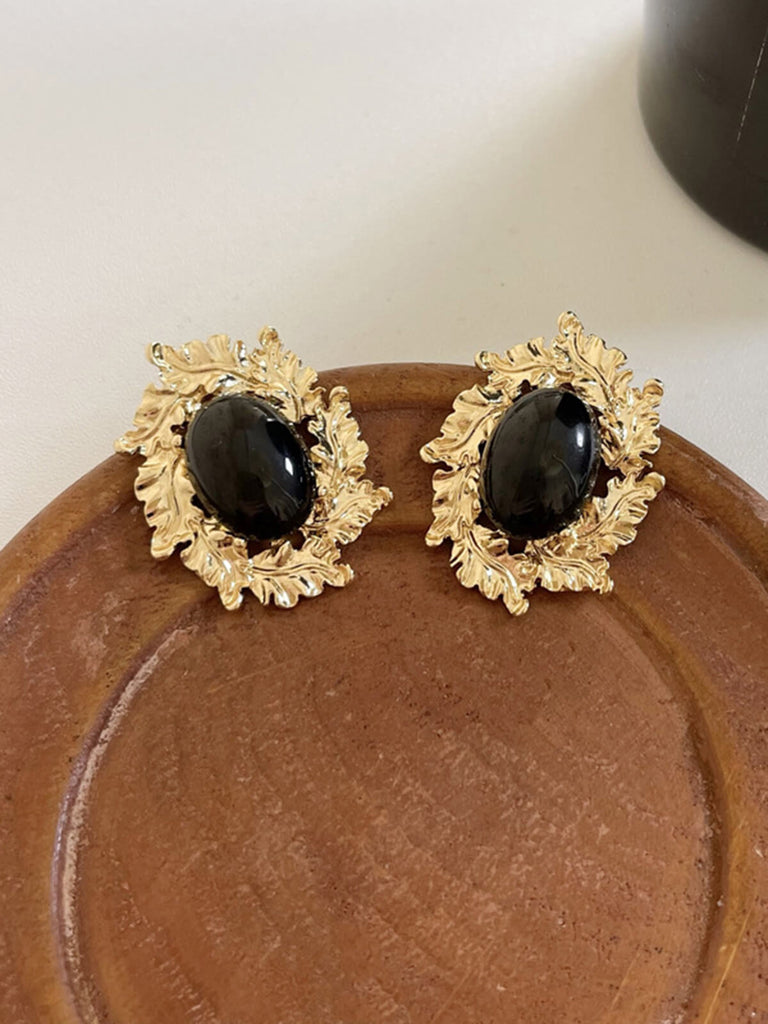 Boucles d'oreilles avec pierres précieuses noires cerclées d'or